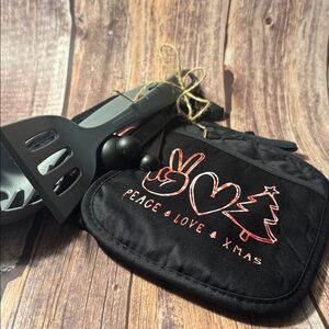 NEW 7”x9” Black Peace Love Christmas Pot Holders with 3 Utensils Item #PHK6684